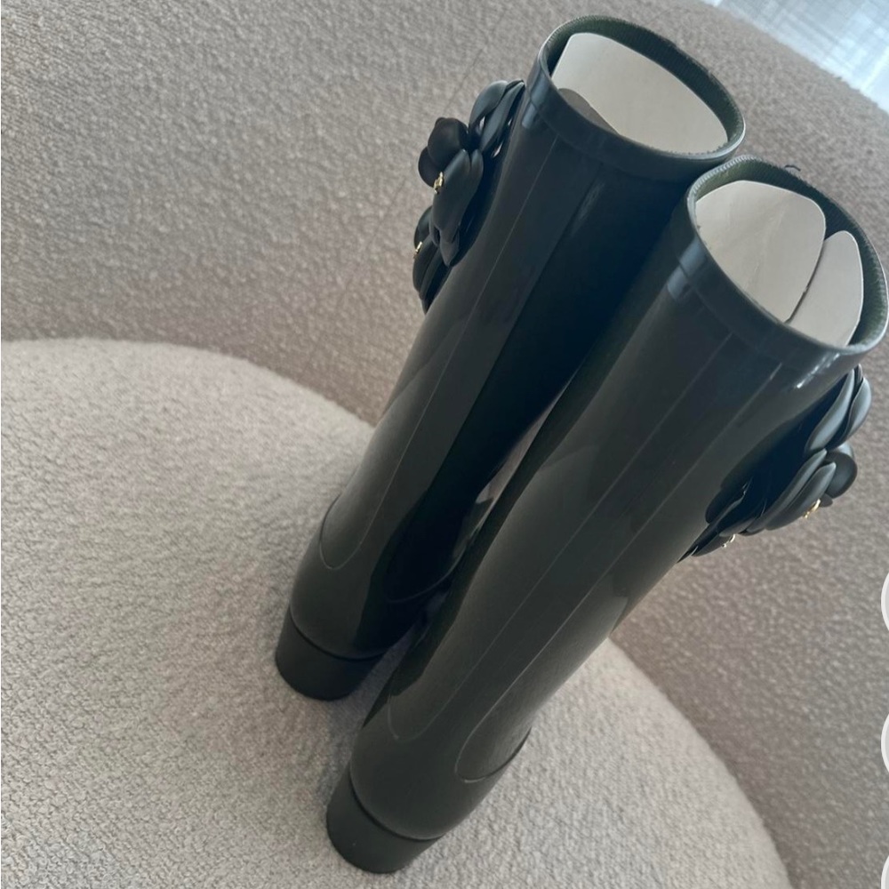 HOST PICK⭐️Authentic Chanel Camellia Flower Rain Boots ❤️ khaki Green 💚 - Picture 9 of 16